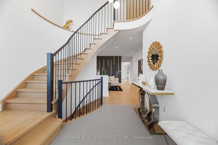 Photo 3 at 304 Barondale Drive, Hurontario, Mississauga