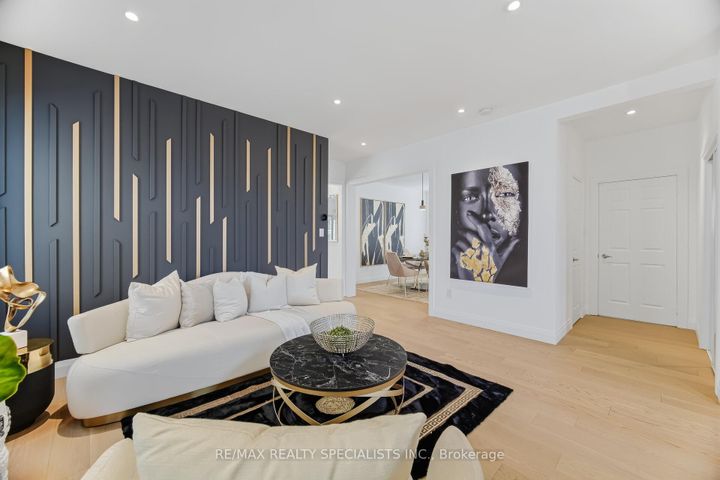 Photo 5 at 304 Barondale Drive, Hurontario, Mississauga