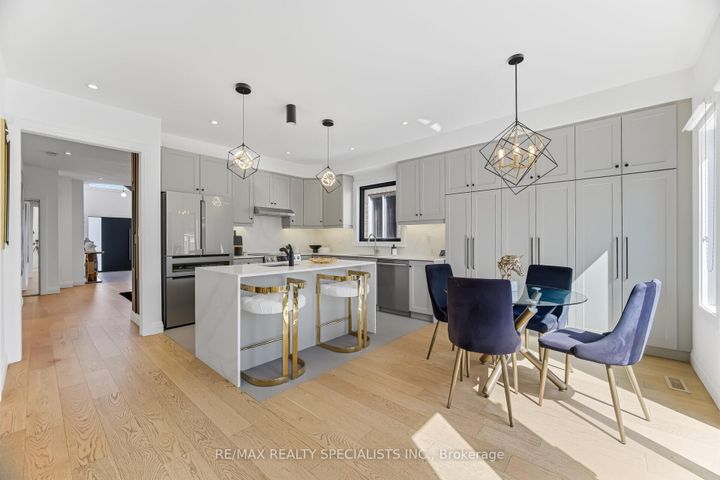 Photo 8 at 304 Barondale Drive, Hurontario, Mississauga