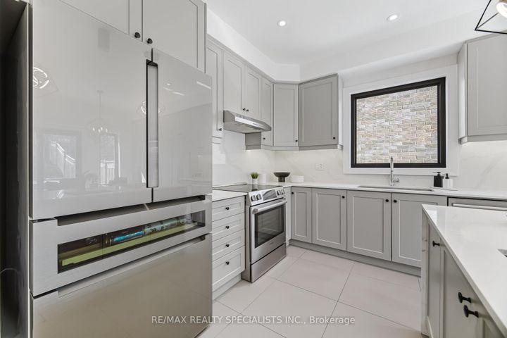 Photo 9 at 304 Barondale Drive, Hurontario, Mississauga