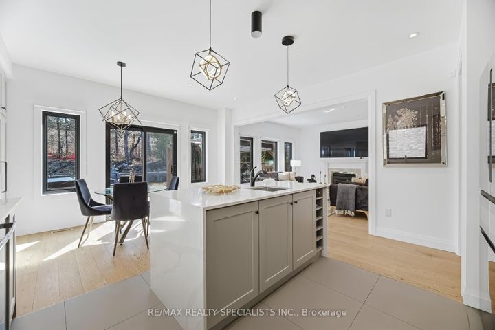 Photo 10 at 304 Barondale Drive, Hurontario, Mississauga