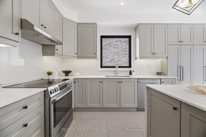 Photo 11 at 304 Barondale Drive, Hurontario, Mississauga