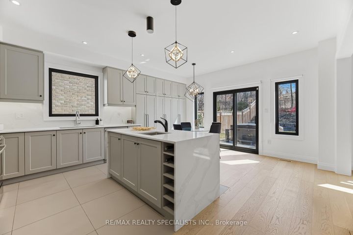 Photo 12 at 304 Barondale Drive, Hurontario, Mississauga