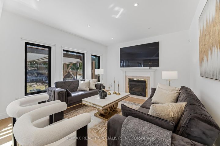 Photo 15 at 304 Barondale Drive, Hurontario, Mississauga