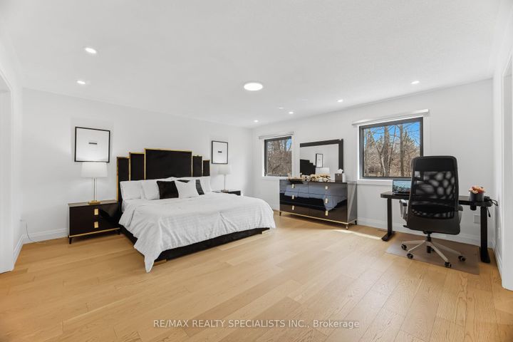 Photo 16 at 304 Barondale Drive, Hurontario, Mississauga