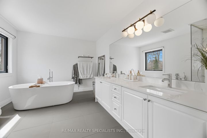 Photo 17 at 304 Barondale Drive, Hurontario, Mississauga