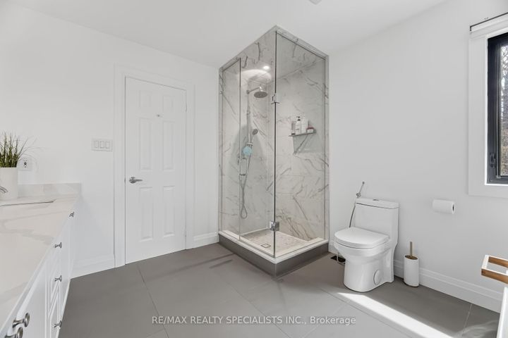 Photo 18 at 304 Barondale Drive, Hurontario, Mississauga