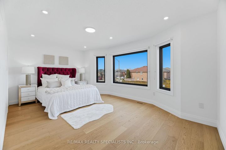 Photo 19 at 304 Barondale Drive, Hurontario, Mississauga