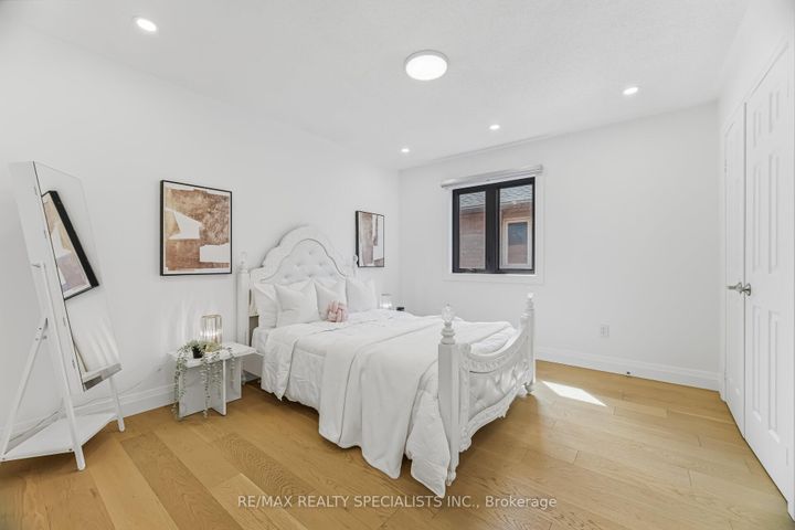 Photo 21 at 304 Barondale Drive, Hurontario, Mississauga