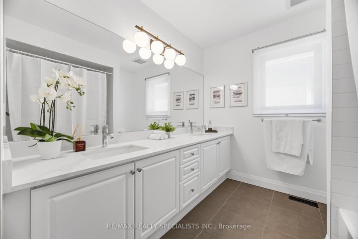 Photo 23 at 304 Barondale Drive, Hurontario, Mississauga