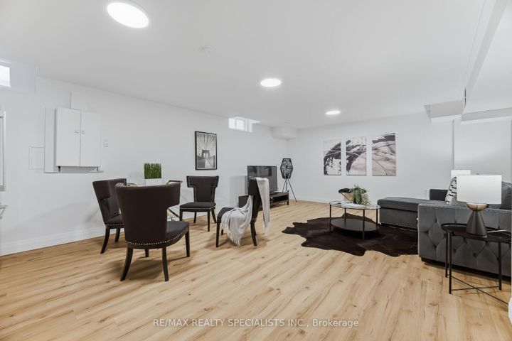 Photo 24 at 304 Barondale Drive, Hurontario, Mississauga