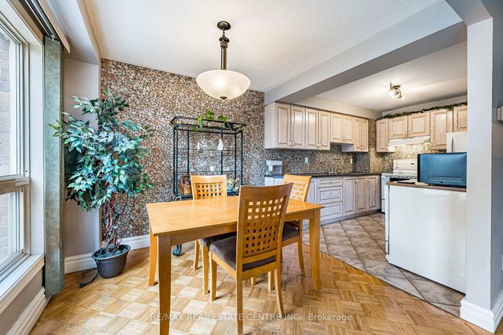 Photo 7 at 7 Morley Crescent, Central Park, Brampton