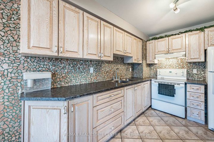 Photo 8 at 7 Morley Crescent, Central Park, Brampton