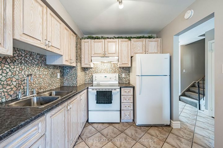 Photo 9 at 7 Morley Crescent, Central Park, Brampton