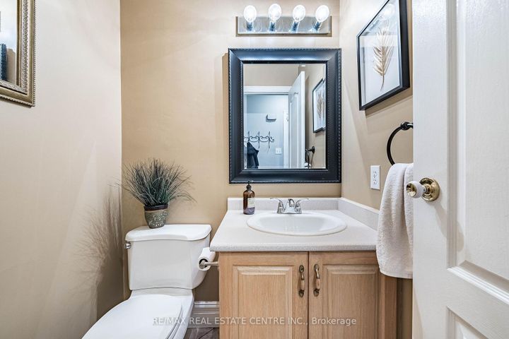 Photo 11 at 7 Morley Crescent, Central Park, Brampton