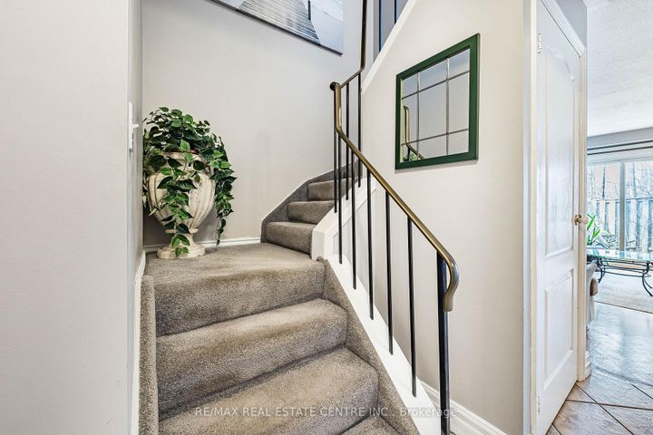 Photo 12 at 7 Morley Crescent, Central Park, Brampton