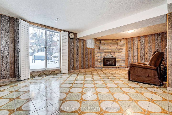 Photo 9 at 58 Hazelnut Crescent N, Pleasant View, Toronto