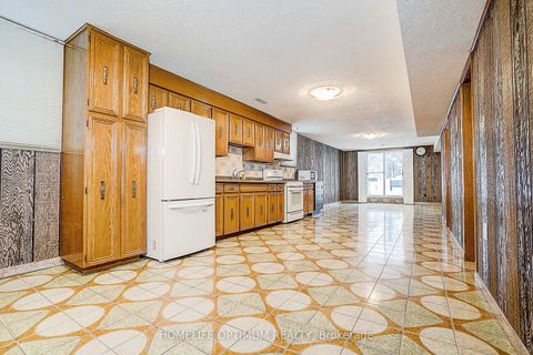 Photo 7 at 58 Hazelnut Crescent N, Pleasant View, Toronto