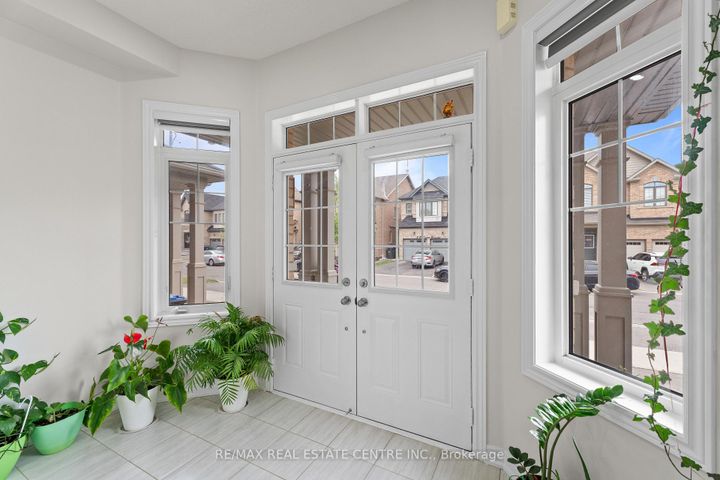 Photo 2 at 8 Oconnor Crescent, Northwest Brampton, Brampton