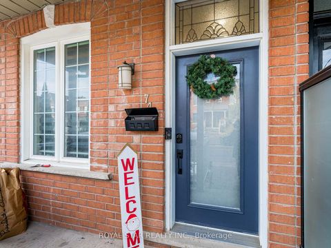 Photo 3 at 74 Montrose Avenue, Bellwoods, Toronto