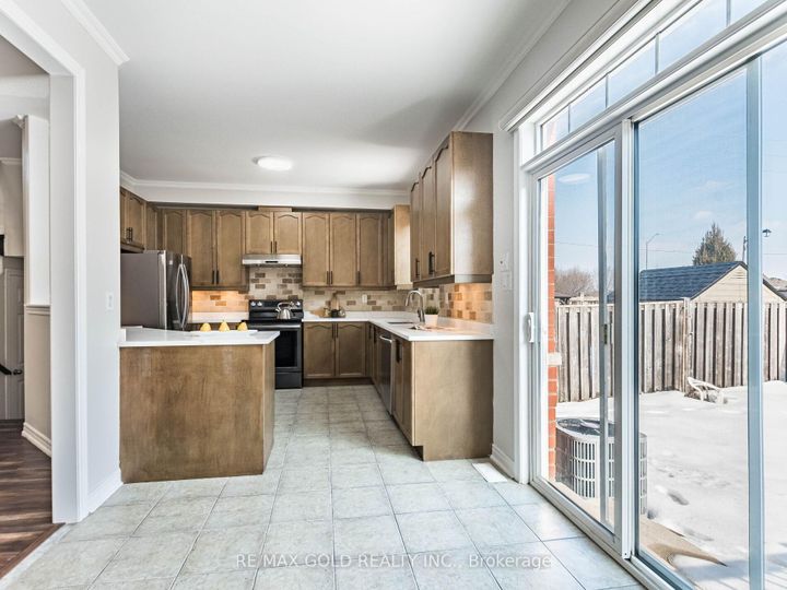 Photo 9 at 47 Connolly Crescent, Wellington, Brampton