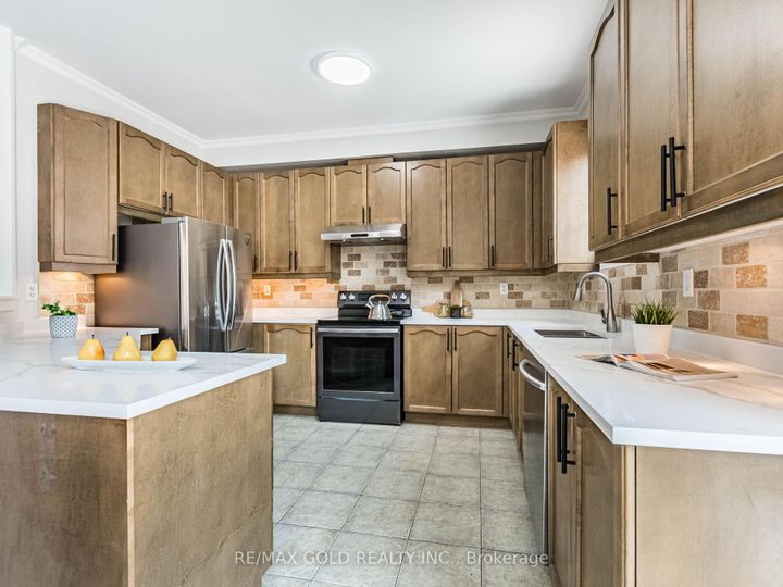 Photo 10 at 47 Connolly Crescent, Wellington, Brampton