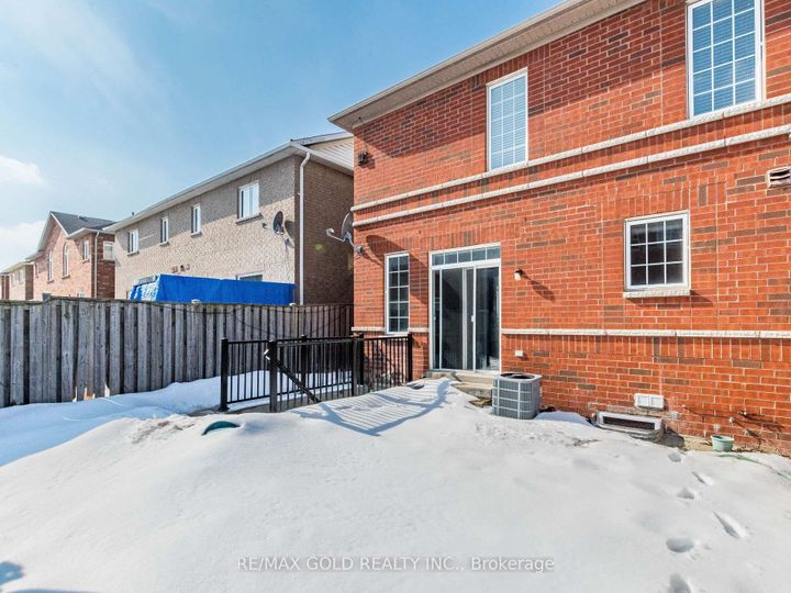 Photo 38 at 47 Connolly Crescent, Wellington, Brampton