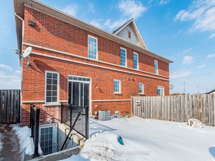 Photo 40 at 47 Connolly Crescent, Wellington, Brampton