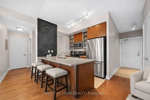 Photo 1 at 609 - 438 King Street W, Waterfront Communities C1, Toronto