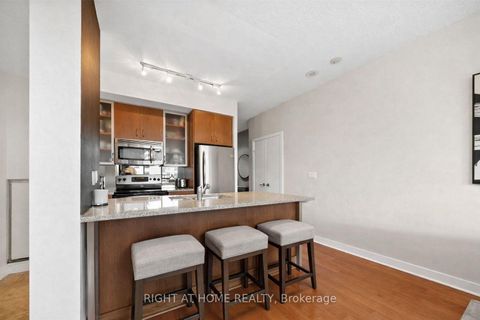 Photo 2 at 609 - 438 King Street W, Waterfront Communities C1, Toronto