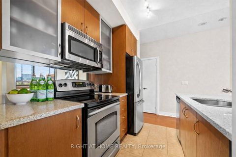 Photo 3 at 609 - 438 King Street W, Waterfront Communities C1, Toronto