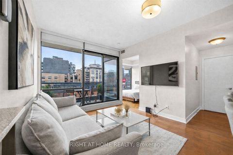 Photo 4 at 609 - 438 King Street W, Waterfront Communities C1, Toronto