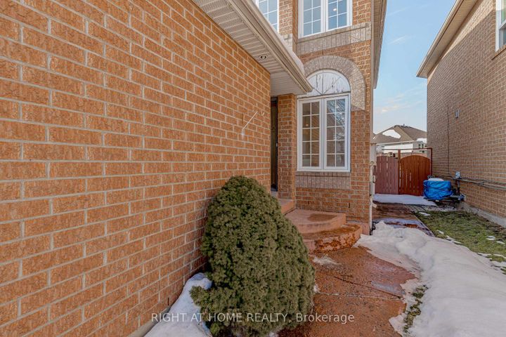 Photo 4 at 21 Carabram Court, Brampton West, Brampton