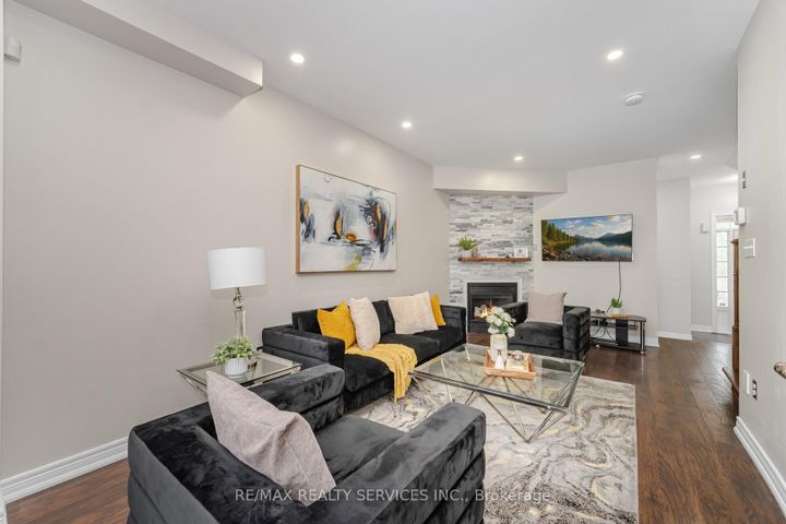 Photo 3 at 10 Deepcoral Court, Madoc, Brampton