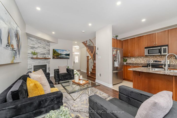 Photo 4 at 10 Deepcoral Court, Madoc, Brampton