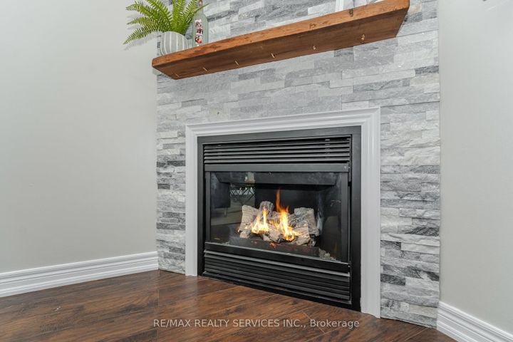 Photo 5 at 10 Deepcoral Court, Madoc, Brampton