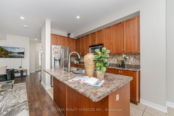 Photo 7 at 10 Deepcoral Court, Madoc, Brampton