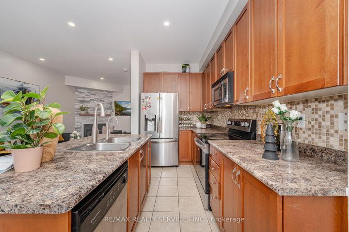 Photo 8 at 10 Deepcoral Court, Madoc, Brampton