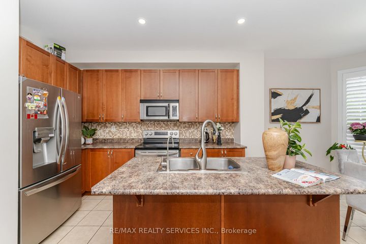 Photo 9 at 10 Deepcoral Court, Madoc, Brampton