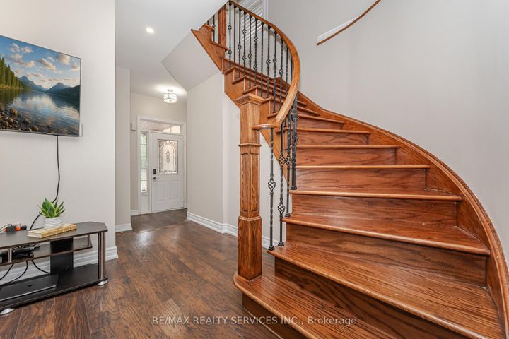 Photo 14 at 10 Deepcoral Court, Madoc, Brampton