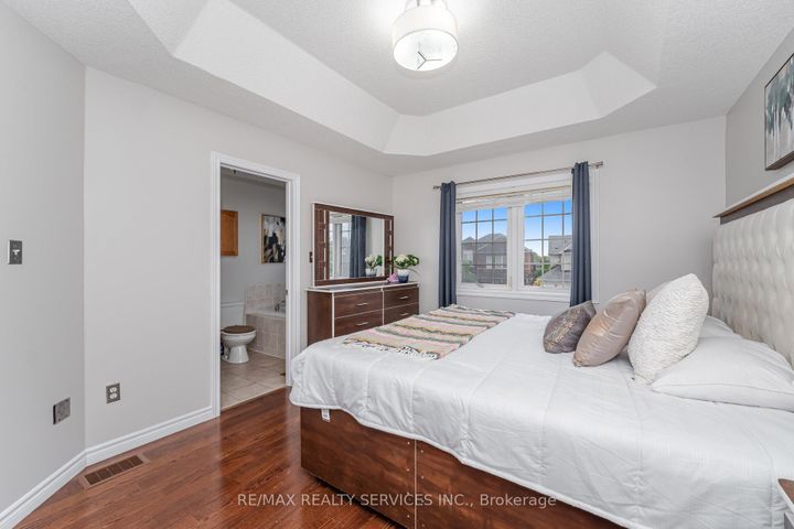 Photo 17 at 10 Deepcoral Court, Madoc, Brampton