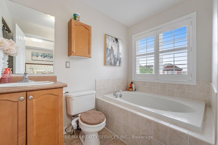 Photo 19 at 10 Deepcoral Court, Madoc, Brampton