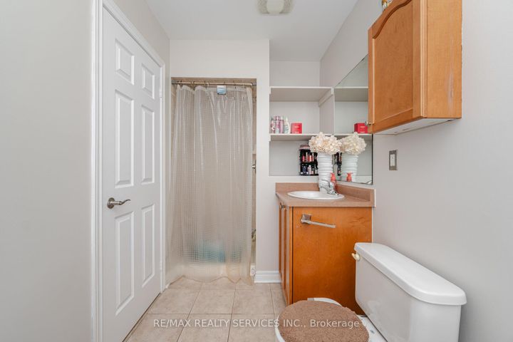 Photo 20 at 10 Deepcoral Court, Madoc, Brampton