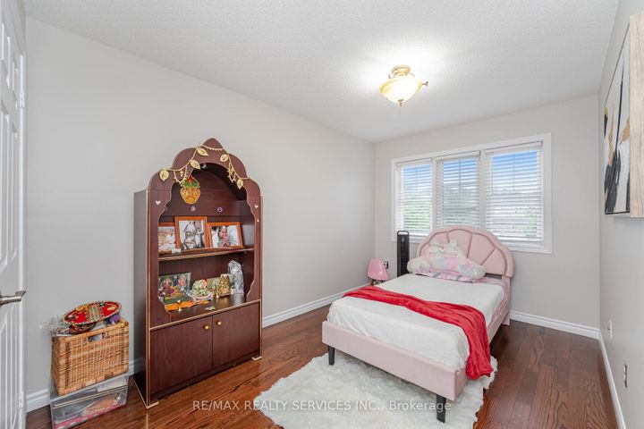 Photo 23 at 10 Deepcoral Court, Madoc, Brampton