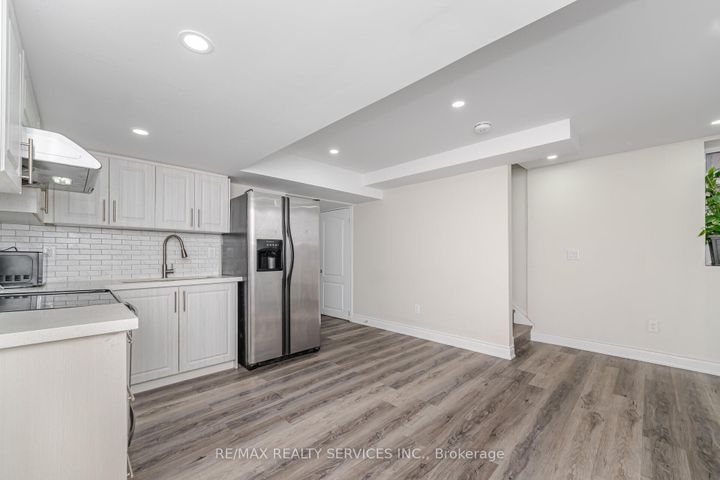 Photo 30 at 10 Deepcoral Court, Madoc, Brampton