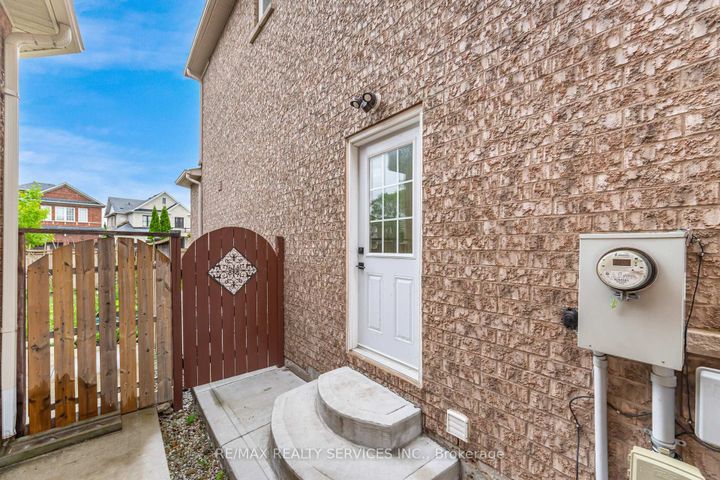 Photo 36 at 10 Deepcoral Court, Madoc, Brampton