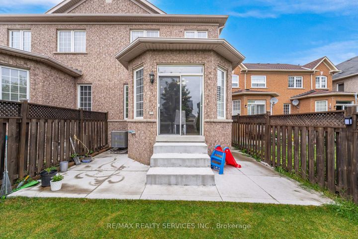 Photo 37 at 10 Deepcoral Court, Madoc, Brampton