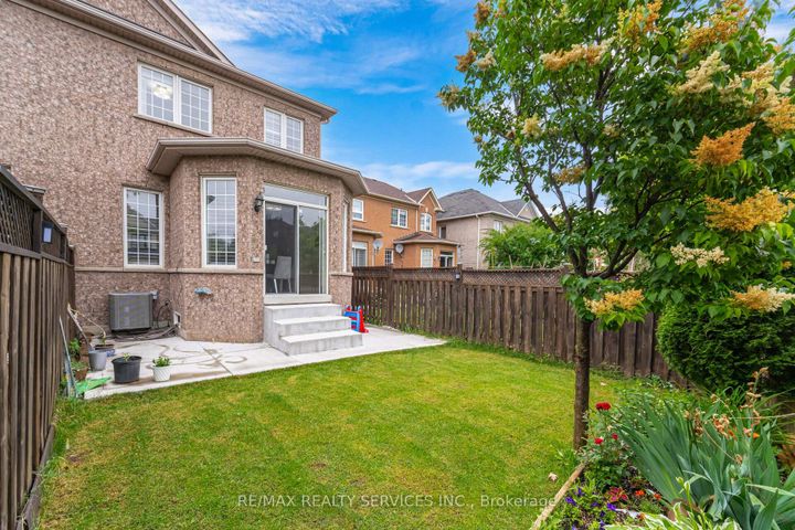 Photo 40 at 10 Deepcoral Court, Madoc, Brampton