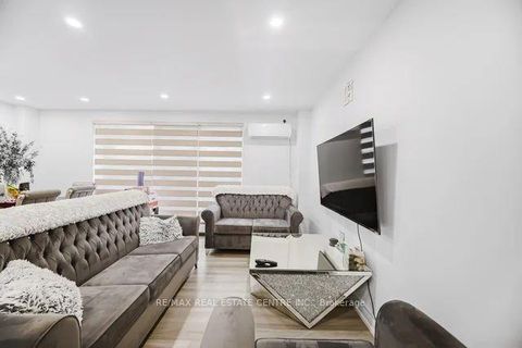 Photo 6 at 255 - 10 Eddystone Avenue, Jane Heights, Toronto