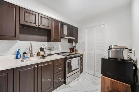 Photo 11 at 255 - 10 Eddystone Avenue, Jane Heights, Toronto